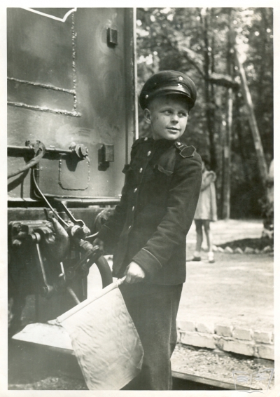 Юный железнодорожник у торца довоенного вагона