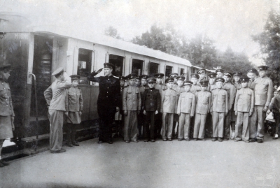 Д. Кравченко и юные железнодорожники возле поезда на ст. Парк