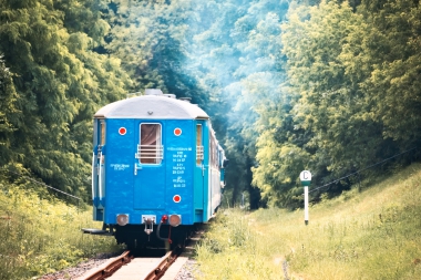ТУ2-054 с поездом 'Украина' следует в нечётную сторону на первом километре