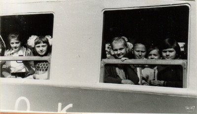 Юные пассажиры в вагоне поезда 'Орлёнок'