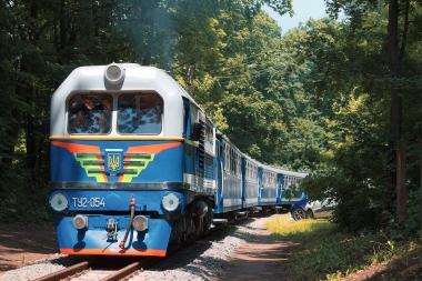 ТУ2-054 с поездом 'Украина' следует в нечётную сторону на втором километре Малой Южной железной дороги.