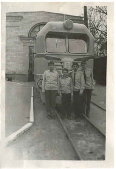 Юные железнодорожники возле тепловоза ТУ2-054