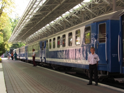 Юные железнодорожники возле состава 'Украина'