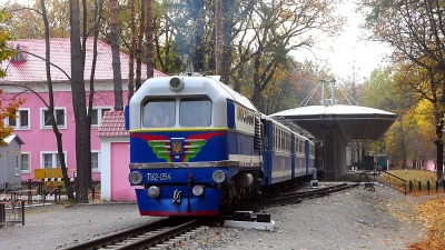 ТУ2-054 с поездом отправляется со ст. Парк