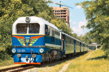 Тепловоз ТУ2-054 с поездом 'Украина' и приветливым помощником следует в нечётную сторону на первом километре Малой Южной железной дороги.