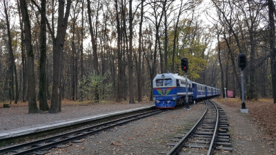 Тепловоз ТУ2-054 с составом 'Украина' прибывает на ст. Лесопарк