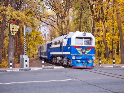 ТУ2-054 на автомобильном переезде с поездом 'Украина'