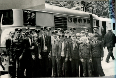 Юные железнодорожники возле состава 'Орлёнок'