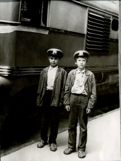 Юные железнодорожники возле тепловоза ТЭУ3-001