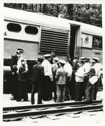Юные железнодорожники возле тепловоза ТЭУ3-001