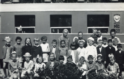 Группа детей на фоне вагона поезда 'Орленок'
