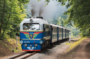 ТУ2-054 с поездом 'Украина' следует в чётную сторону на втором километре