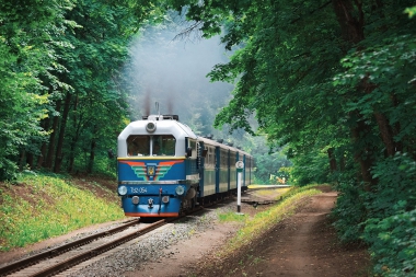 ТУ2-054 с поездом 'Украина' из вагонов Pafawag следует в чётную сторону на втором километре Малой Южной железной дороги.