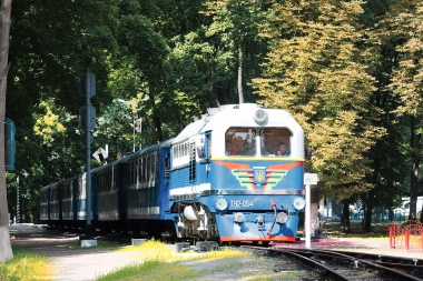 Тепловоз ТУ2-054 с поездом 'Украина'  прибывает на станцию Парк