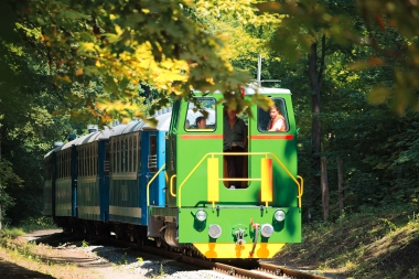 ТУ7А-3198 с поездом 'Украина' следует в нечётную сторону на втором километре